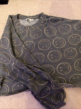 American Eagle Outfitters - gray pj top with beige/yellow smile pattern